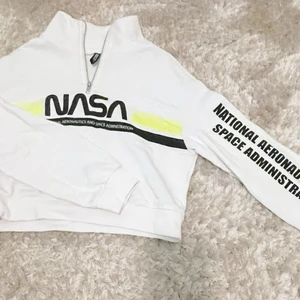 Tröja från H&M - Zip up tröja från H&M. Croppad i storlek xs.