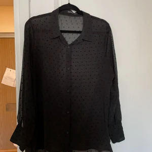 Svart genomskinlig skjorta med hjärtan - Fin svart genomskinlig skjorta med små hjärtan på. 