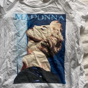 t shirt - behövs strykas annars i bra skick