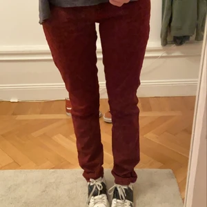 Jeans strl 36 - Jätte coola jeans i röd leopard med nit-detaljer på fickorna. Rak modell och medelhög/låg midja. 