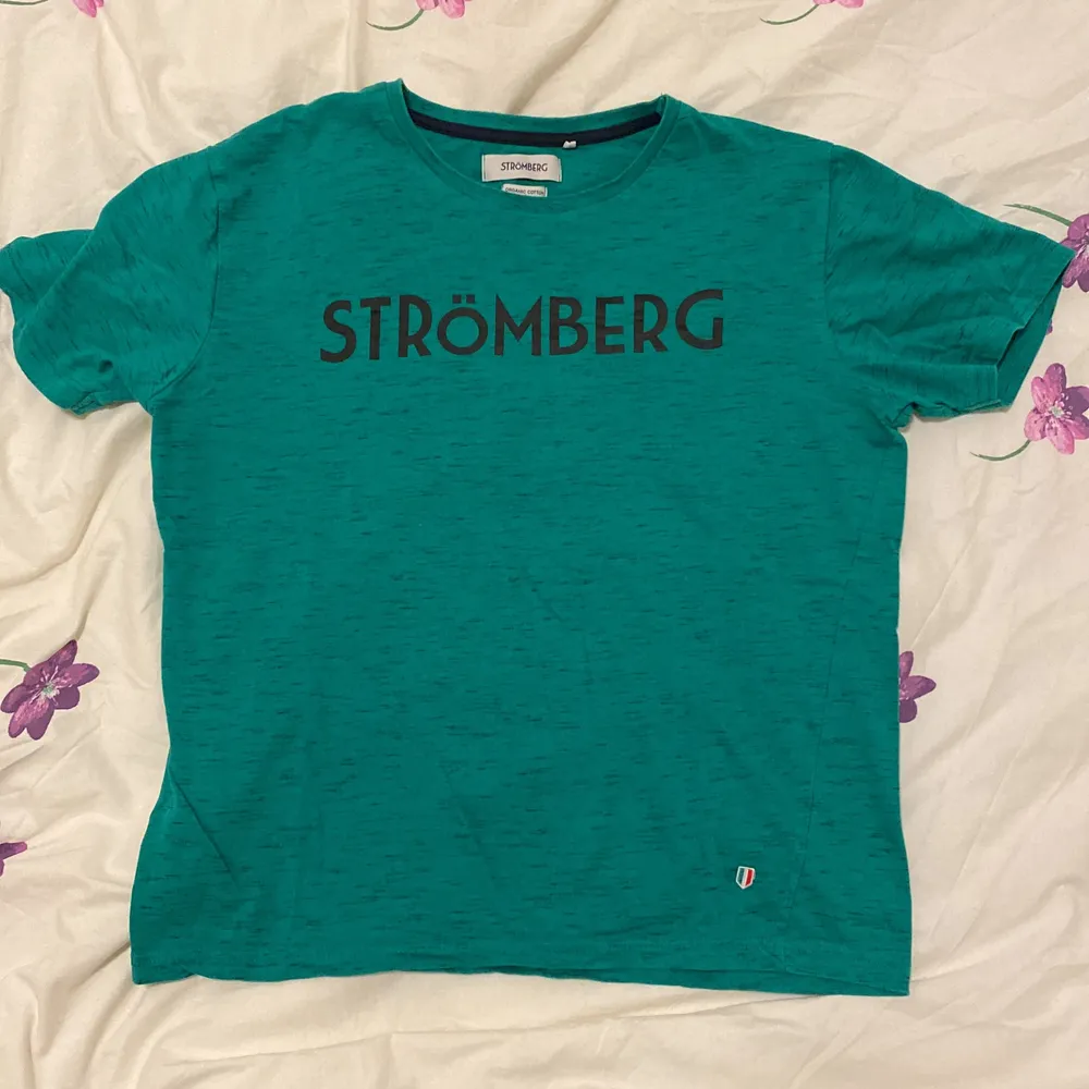 En grön Strömberg tröja, väldigt stilren och stabil att ha! . T-shirts.
