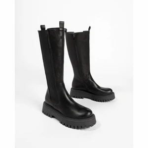 Boots  - Säljer dessa super fina endast testade helt oanvända knähöga stövlar från Vamsko i äkta läder (originallåda med följes). Fråga gärna om egna bilder💗 köptes för 2490kr och säljs för 1800kr skulle dock kunna tänka mig 1400kr vid snabb och smidig affär om köparen står för frakten!