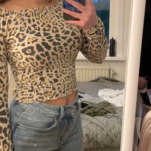 Leopardtopp - Säljer denna leopardtopp från gina tricot. Använd vid ganska många tillfällen men är i väldigt bra skick. (29kr+frakt)💕