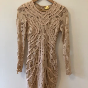 Ljusrosa klänning  - Ljusrosa klänning med figurnära passform. Stretchigt material och sitter väldigt skönt på kroppen. Öppen i ryggen. Storlek 34. Köpt för 499. Använd en gång.