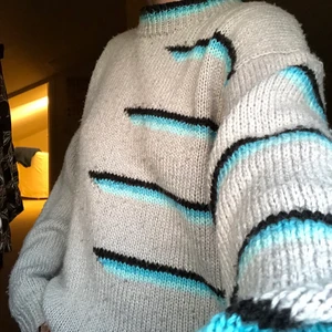 Stickad tröja  - Supermysig grå stickad tröja med blå/svarta detaljer! Inte stickig! Står ingen storlek, uppskattar till 36!