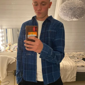 Mörkblå skjort - Mörkblå skjorta i fint mönster strlk S sitter som M