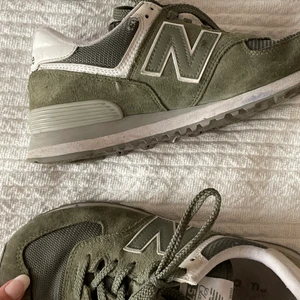 New balance sneakers  - Så fina new balance sneakers i strl 38 i kaki-grön, får tyvärr sälja då dem är lite för små för mig! Köpt på secondhand🥰 Fast pris 300 kr!❤️