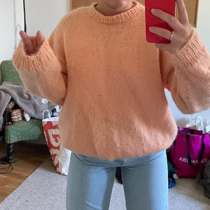 Stickad tröja  - Säljer min oranga stickade tröja✌🏼 super gosig, oversized, härlig färg🥰 halloween färg!?