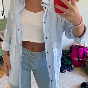 Skjorta  - Skjorta/overshirt ✌🏼 (sry för super skrynklig vid bild….) herr skjorta i ljusblå