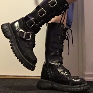 T.U.K svarta läder boots - Säljer dessa jättesnygga svarta 3 strap/buckle läder boots eftersom de tyvärr inte kommer till lika mycket användning som jag hade hoppats. Köptes på second hand men är i galet bra skick och ser nästan nyanvända ut (använts endast några få gånger av mig). Det är från märket T.U.K i modellen från 2013 och säljs egentligen för ca 1200kr men eftersom de är second hand kan ja tänka mig att diskutera pris! Strl 38❤️