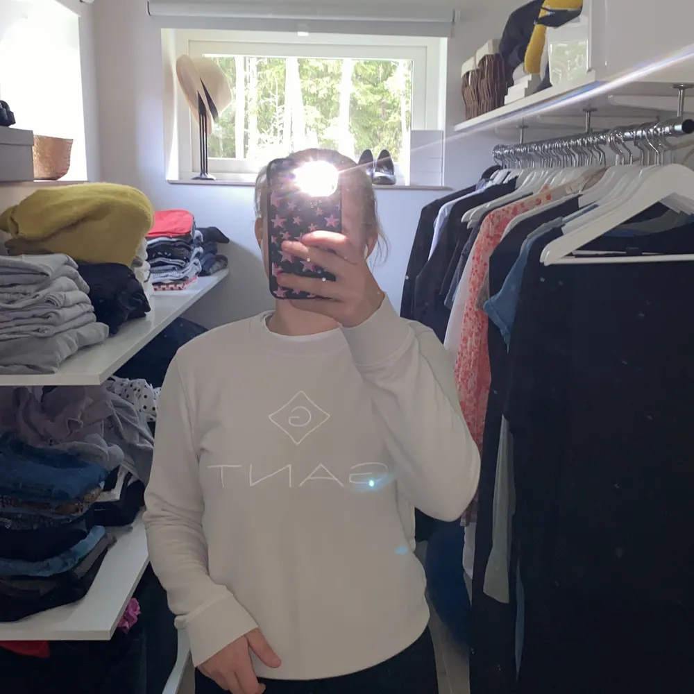 Säljer denna fina beige färgade sweatshirt från gant! Väldigt skön o fin och använd ett fåtal gånger! 150kr + frakt men pris kan alltid diskuteras!! . Tröjor & Koftor.