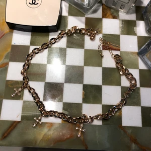 Halsband med kors  - Superfint guldigt halsband med en tjock kedja och tre kors! Det är justerbart så det kan anpassas efter den längden man är ute efter på halsbandet! Det är köpt från Missguided men är aldrig använt så därav nyskick och inga skador! 