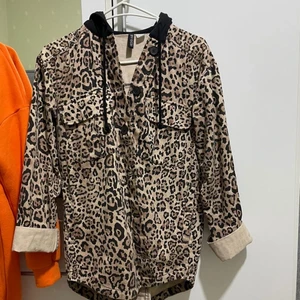 Tröja - Säljer nu denna tröja för att den inte kommer till användning. Den är endast använd 2-3 gånger och kommer i bra skick! 💞