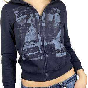 Säljer denna zip hoodie som trendar just nu. Har aldrig använt den.