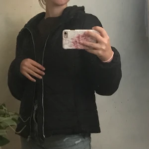 Svart jacka från H&M strlk xs - Svart jacka från H&M i bra skick. Köpt förra vintern. Väl använd men inga synliga skador. Jag hade den som vinterjacka förra året och den funkade bra till de😊💕