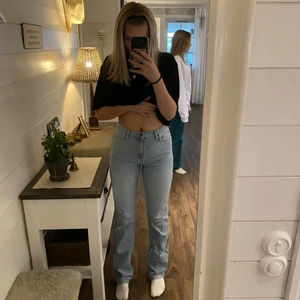 Jeans från Nelly  - Säljer nu mina fina jeans från Nelly då de ej kommer till användning så mycket. De är i ett väldigt gott skick. Dessa jeans passar om man är lång eller bara vill ha långa jeans💕 de har en väldigt fin passform och är sååå sköna💕 nypris: 600 mitt pris:150kr
