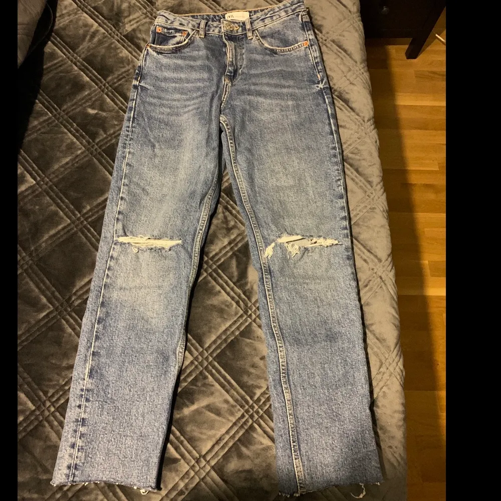 Raka jeans st 34 från zara. Använt endast en gång. Jeans & Byxor.