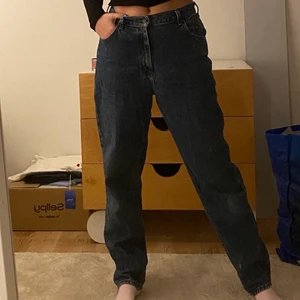 Snygga Lee jeans❤️‍🔥 - Snygg vintage-jeans från Lee! Medelhög midja och benen går ner till fötterna😍💥 sparsamt använda och i bra skick!
