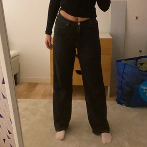 Snygga Jeans🤟🏻✨ - Långa och coola jeans från monki i bra skick!!🌈💥🤩🤟🏻