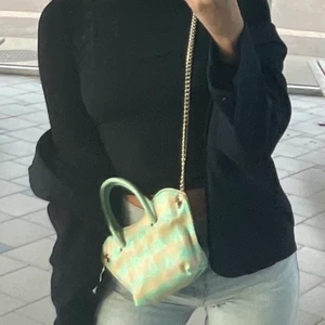 Väska från &otherstories  - Super söt rutig väska från &other stories🍭🍭Knappt använd💚 fast pris 250 kr  