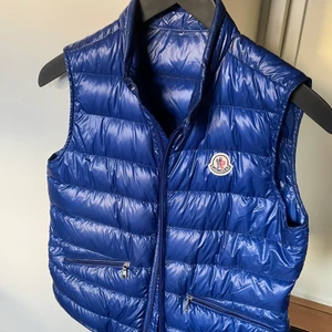 Moncler väst  - Köpt på NK unisex köpt för 5500kr