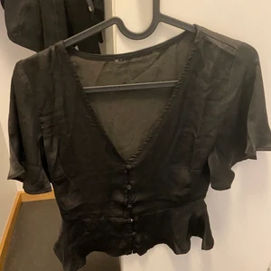Blus - Säljer denna fina blus då den är för liten för mig. Den är i storlek XS och säljer den för 110 kr inkl frakt eller att vi möts upp i stockholm☺️