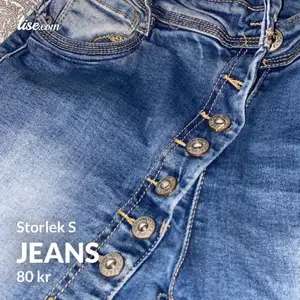 Säljer mina jeans som knappast är använda pga att dom är för stora för mig i midjan,, från Zara storlek S Säljer för 80kr+frakt,, Knappast använda  Kontakta via intresse eller annat🤍inga hål eller fläckar 