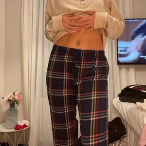 mjukis/pyjamasbyxor - rutiga mjukisbyxor från cubus. fint skick bara att storlekslappen har lossnat. strl M. är ganska korta på mig då jag är 183. frakt tillkommer 😽