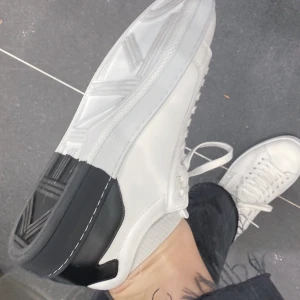 Kenzo sneakers  - Säljer dessa super snygga kenzo sneakers, storlek 38! Väldigt snygga!!! Inköpta för 2400kr, säljer för 1000kr eller bud, inga skambud! 