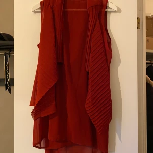 Klänning ifrån Tiger Of Sweden  - Klänning ifrån Tiger Of Sweden med en tunn ”kofta” till, är väldigt genomskinlig men superfin! Aldrig använd, endast testad. I storlek M, passar även S! Kan gå ner till 200:- vid snabb affär. Kram!