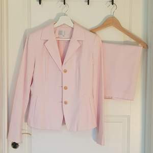 Märke Bluesuits, rosa kostym, kavaj med byxa, Storlek Small (2), byxor 36 med innermått ben ca 72cm