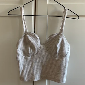 Ribbad topp - Beige ribbad topp, jättebra skick 