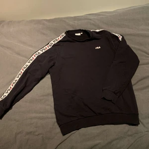 Fila tröja med text på ärmarna - Snygg och i gott skick 