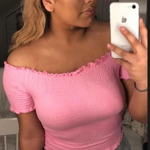 Rosa top - Säljer min rosa top med smock, jättebra skick och fin färg, storlek M men passar dig med S också.