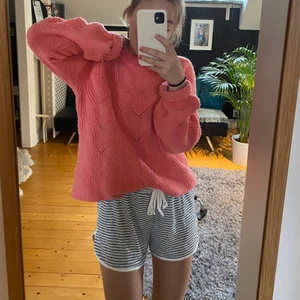 Rosa stickad tröja  - Söt rosa stickad tröja i fint skick, Storlek S men passar xs-m, 200 kr🥰