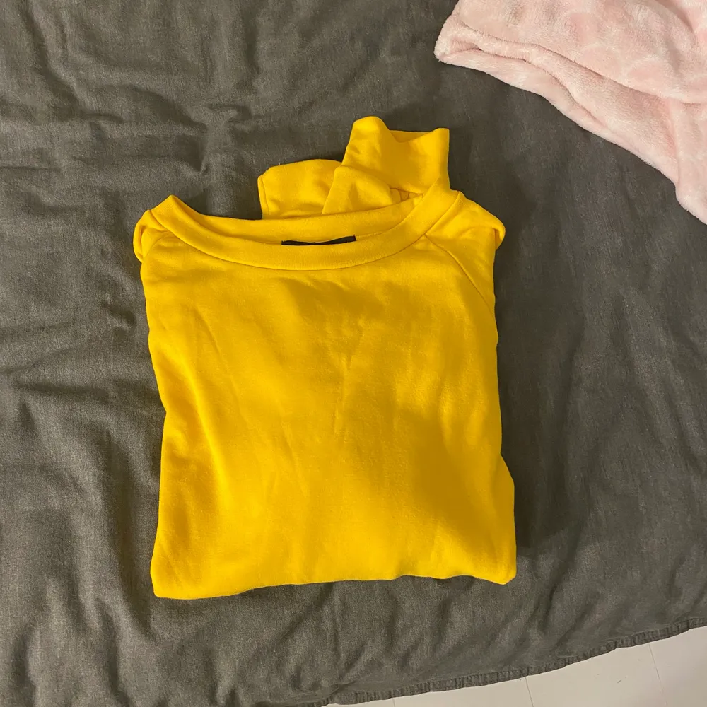 Härlig gul tröja som är jätteskön, storlek L men sitter som en lite oversized S . Tröjor & Koftor.