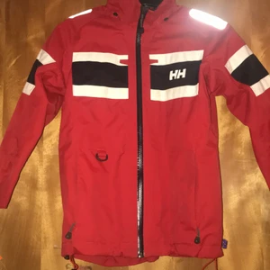 H/H jacka  - Jackan är bara några månader gammal men den blev förliten för mig så jag säljer den, inga hål eller märken i jackan och den skulle nog passa nån med storleken XS, passar även perfekt nu till hösten.....                    kan mötas upp i arvika 