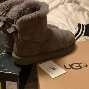 Uggs - Ett par grå uggs från förra året knappt använda bra skick perfekta nu till vintern, eftersom det var fler intresserade startar jag en budgivning, inga skam bud o måste höja med minst 10kr🤎🤎🍂