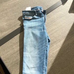 Diesel jeans storlek W29 L32 - Väldigt fint skick! Inga hål eller slitningar. Säljer då de inte passar mig i storleken. Nypris ligger på 1200kr