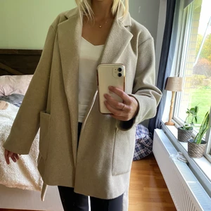 Kappa från Zara - En kort kapp ifrån Zara🥰Storlek S. Något nopprig. Kan mötas upp i Vänersborg eller frakta. Köparen står för frakt🤗