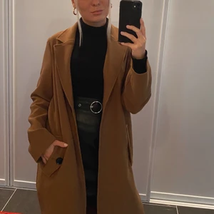 Brun kappa - Brun kappa i storlek xs med fickor fram till! Köpt från H&M, originalpris 499! Säljer för 399, varav frakten är inkluderad! Använd fåtal gånger!