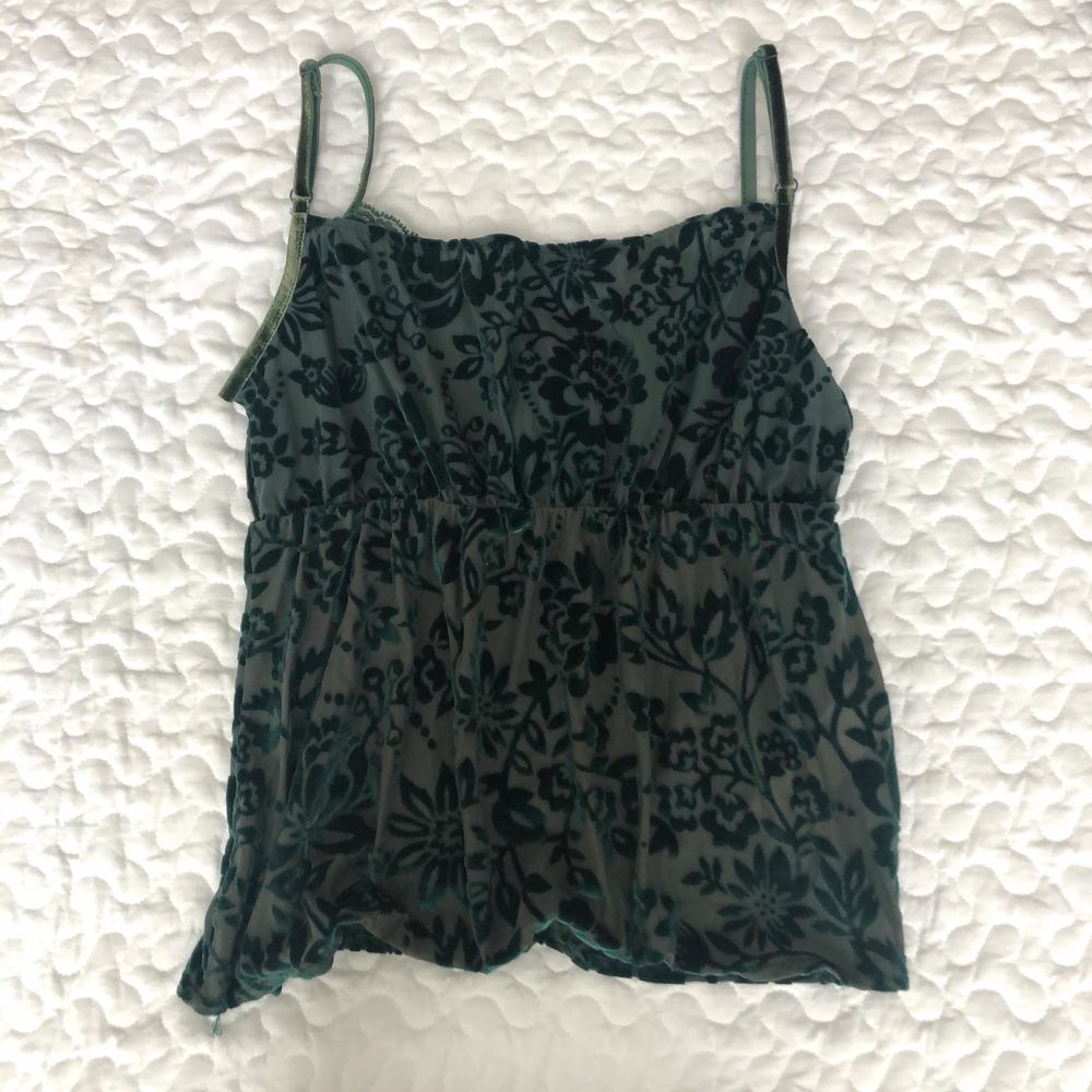 Grön mesh topp från zara med söta detaljer, storlek m (stretchig så passar xs-m). 150kr + frakt 🌜. Toppar.