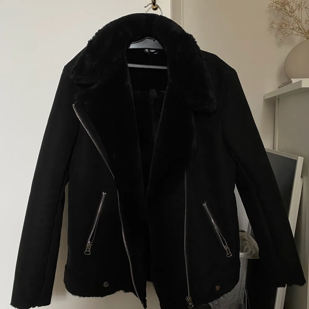 Svart bikerjacka i mockaimitation, insidan är i väldigt mjuk päls så den är varm och går att använda på höst/vinter/vår. Köpt för ett par år sedan på H&M och är i storlek 36. Använd ett fåtal gånger, därmed väldigt fint skick! Nypris ca 600kr, mitt pris 250kr, köparen står för frakten!. Takit.