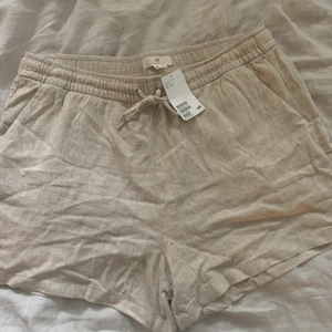 Linneshorts oanvända  - Oanvända med lapp kvar. Från Hm, passar M/40