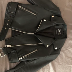 Skinn jacka - Säljer min fina jacka från Zara eftersom den aldrig kommer till användning. Har inte använt den så mycket ungefär 1-2 gånger. 