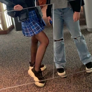 Blå rutig kjol - Säljer denna skitsnygga blåa kjolen som jag inte längre använder så mycket. Köpt här på plick