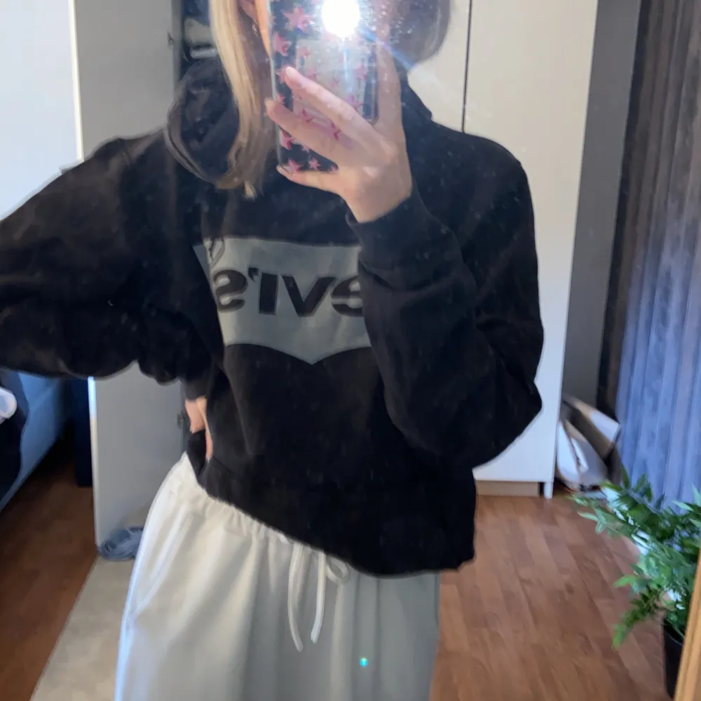 Grå Levi’s hoodie i storlek S, använd ett fåtal gånger och är i fint skick! skriv vid frågor dsv⚡️💗. Tröjor & Koftor.