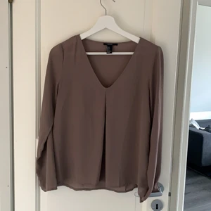 Brun blus -  Superfin brun blus som passar både xs och s. Knappt använt. Köpare står för eventuell frakt 🎉🥰😍🤩