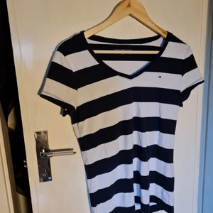 Tommy Hilfiger T-shirt - Kortärmad t-shirt i randigt tryck, fint skick utan slitage. 