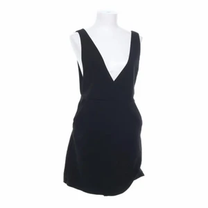 Modern classic  - Svart klänning i lite preppy stil. Tänk att bäras med skjorta under. Stlk 36 passar nog 36-38 skulle jag säga. 